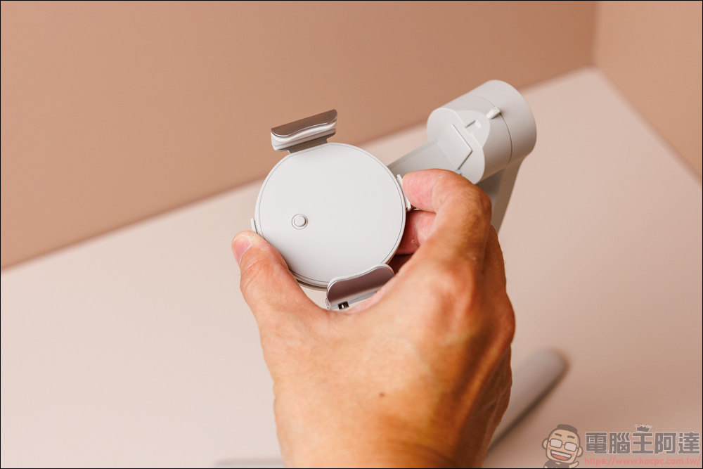COMITOK MOGO 手機穩定器開箱動手玩｜與 Apple DockKit 連動，讓穩定器成為你的隨行攝影師！ - 電腦王阿達