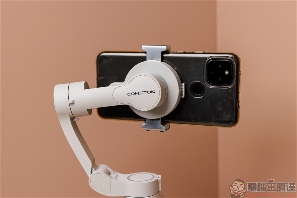 COMITOK MOGO 手機穩定器開箱動手玩｜與 Apple DockKit 連動，讓穩定器成為你的隨行攝影師！ - 電腦王阿達
