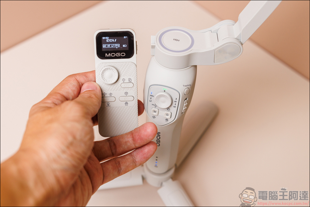 COMITOK MOGO 手機穩定器開箱動手玩｜與 Apple DockKit 連動，讓穩定器成為你的隨行攝影師！ - 電腦王阿達