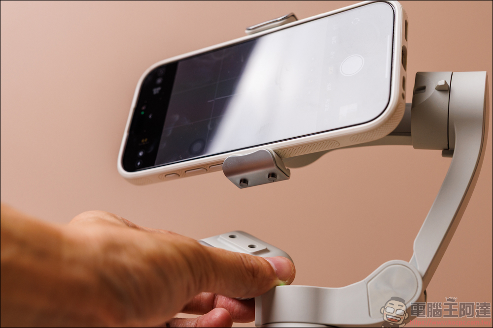 COMITOK MOGO 手機穩定器開箱動手玩｜與 Apple DockKit 連動，讓穩定器成為你的隨行攝影師！ - 電腦王阿達