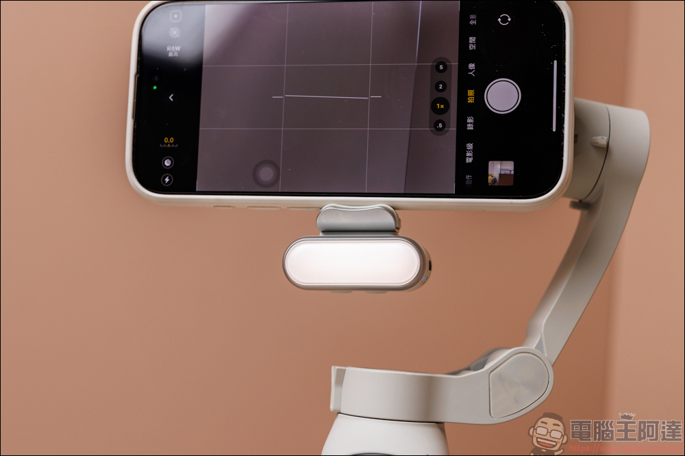 COMITOK MOGO 手機穩定器開箱動手玩｜與 Apple DockKit 連動，讓穩定器成為你的隨行攝影師！ - 電腦王阿達