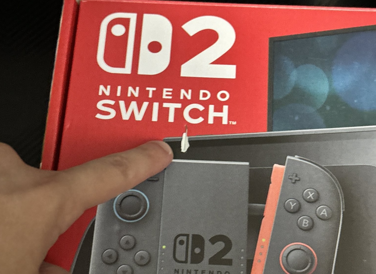 任天堂 Switch 2 發售首日即爆出災情：銷售商竟將收據用釘書針釘在外盒導致大量主機螢幕損毀 - 電腦王阿達