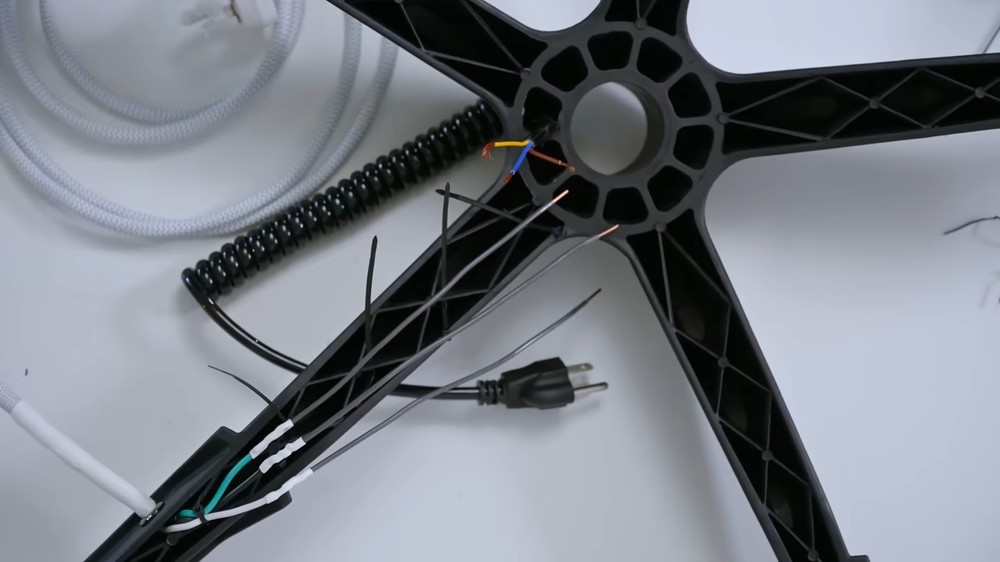 國外神人打造真正的電競椅！將 9800X3D + 4060 PC 融入到電腦椅裡，還只需要一條線就能運行 - 電腦王阿達