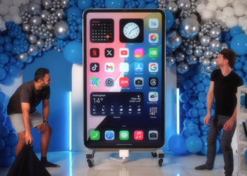 國外 YouTuber 打造巨型 iPhone，比冰箱還重但功能樣樣齊全