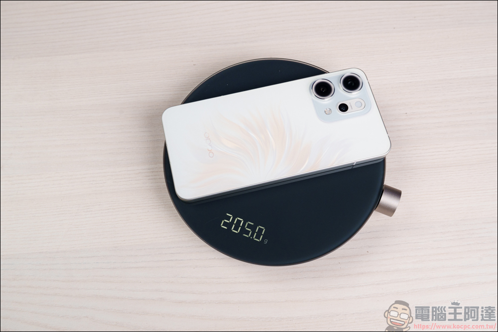 OPPO Reno14 Pro 開箱：5000萬畫素四鏡頭 + AI 影像黑科技，續航實力全面升級 - 電腦王阿達