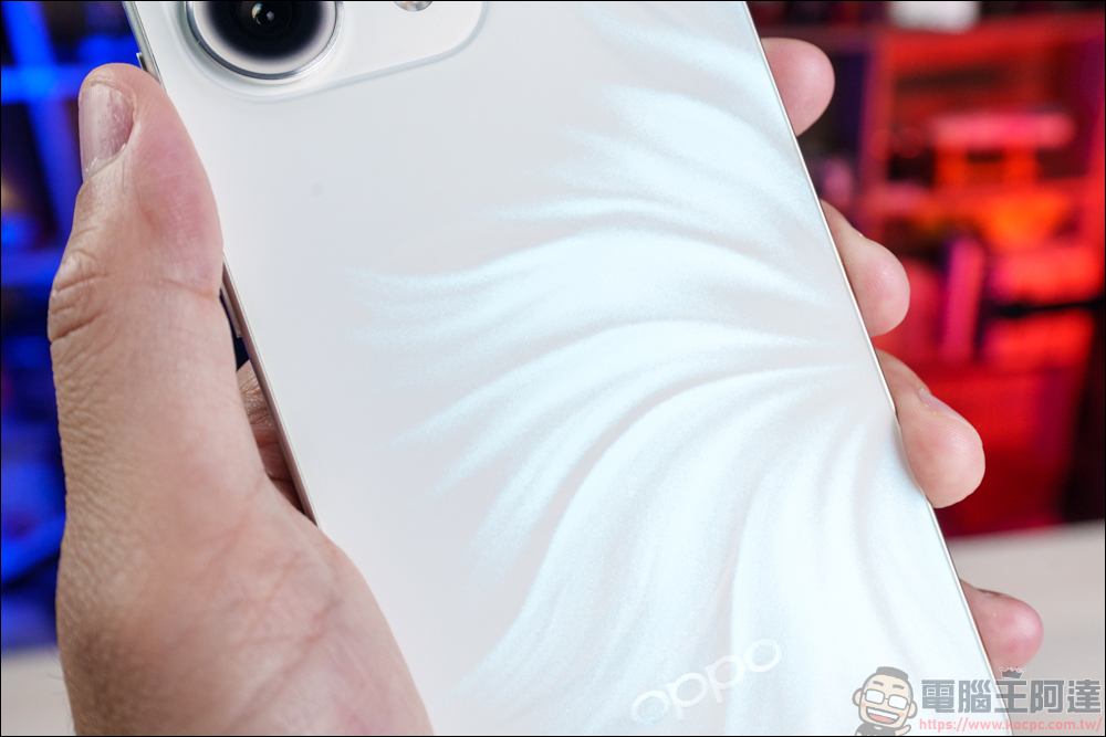 OPPO Reno14 Pro 開箱：5000萬畫素四鏡頭 + AI 影像黑科技，續航實力全面升級 - 電腦王阿達
