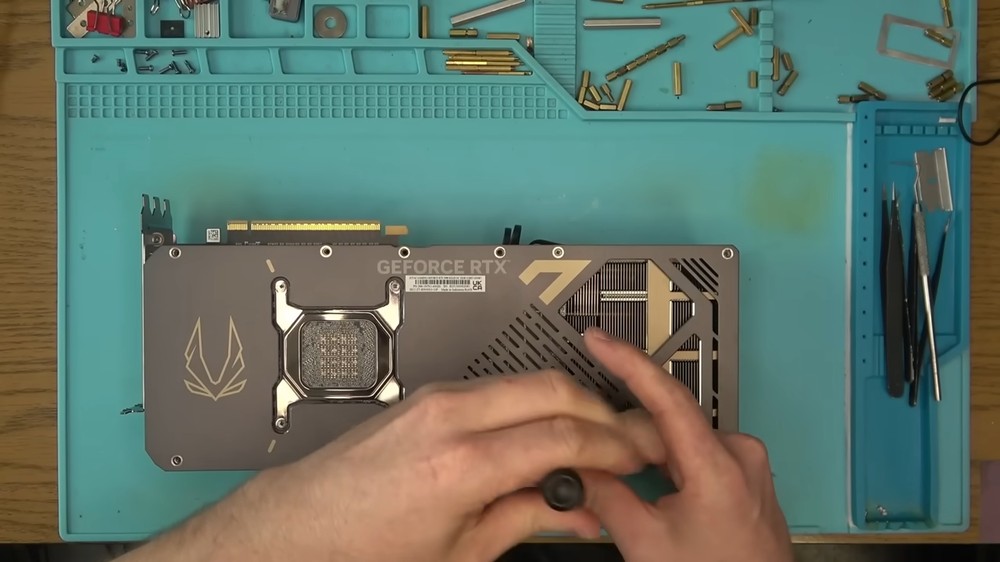 國外用戶花約 2000 美元買到 RTX 5090 以為賺到，結果裡面的 GPU 晶片和記憶體都被拔掉 - 電腦王阿達