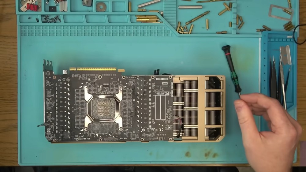 國外用戶花約 2000 美元買到 RTX 5090 以為賺到，結果裡面的 GPU 晶片和記憶體都被拔掉 - 電腦王阿達