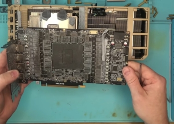 國外用戶花約 2000 美元買到 RTX 5090 以為賺到，結果裡面的 GPU 晶片和記憶體都被拔掉