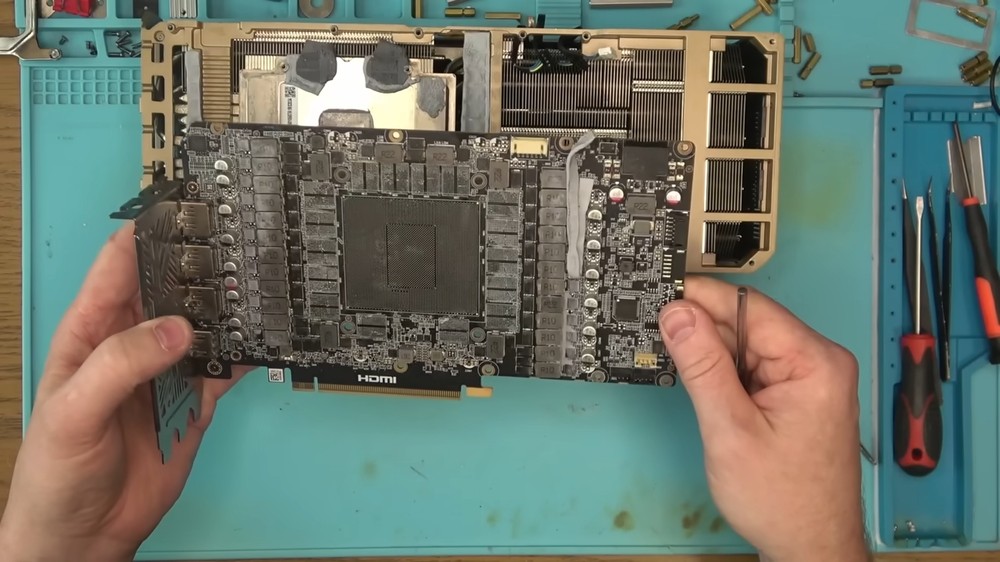 國外用戶花約 2000 美元買到 RTX 5090 以為賺到，結果裡面的 GPU 晶片和記憶體都被拔掉 - 電腦王阿達
