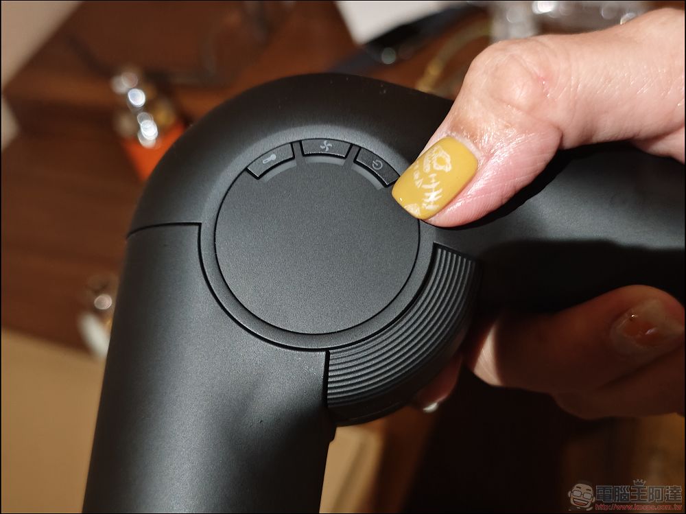 出國旅遊必備！小巧可折疊、全球可用、免切電壓：TESCOM TD860 miniGO國際自動變壓摺疊吹風機動手玩 - 電腦王阿達