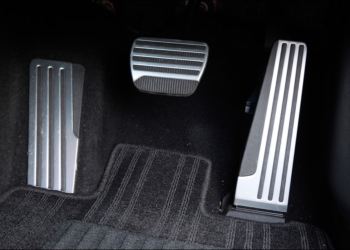 年長駕駛意外頻傳，日本 2028 年起將強制將「誤踩油門抑制裝置」加入新車標配