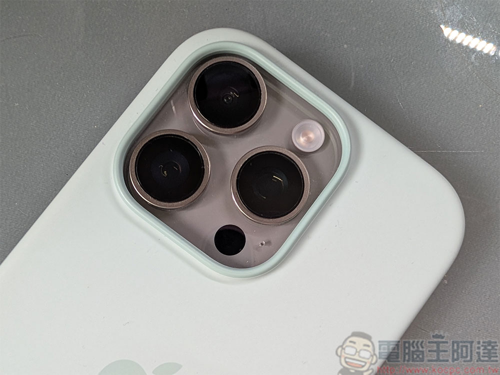 iPhone 相機鏡頭旁邊為什麼有個小洞？它有什麼用途？ - 電腦王阿達
