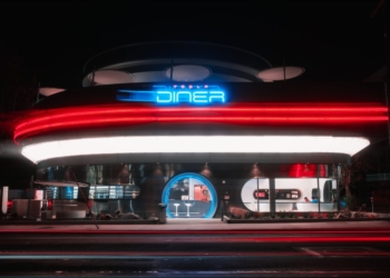 復古未來主義風格滿滿！特斯拉首間主題充電餐廳「Tesla Diner」好萊塢登場