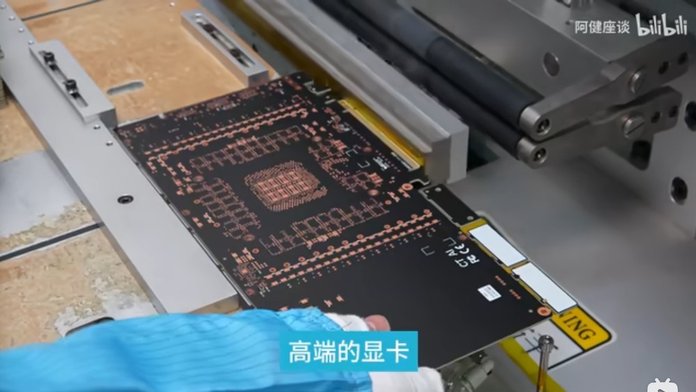 這就是中國工廠大規模將 RTX 5090 變成 AI 專用顯卡的改裝過程，許多步驟都自動化 - 電腦王阿達