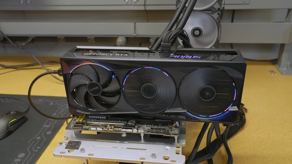 技嘉 RTX 5090 改刷 ROG Astral XOC BIOS 後，不僅解鎖 1600W 功耗，效能最高提升達 10.3% - 電腦王阿達