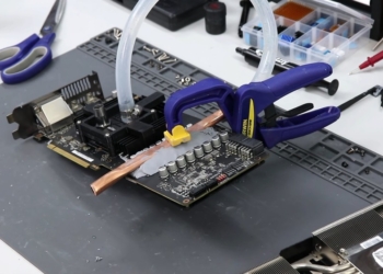 再見了曾經的神卡！GTX 1080 Ti 就算水冷 + 超頻，還是贏不過入門級 RTX 5050