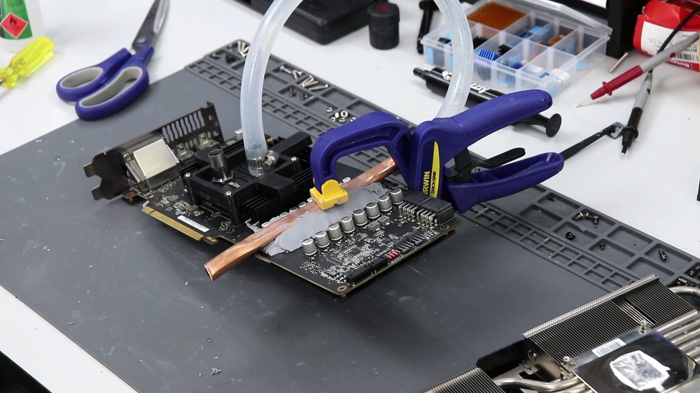 再見了曾經的神卡！GTX 1080 Ti 就算水冷 + 超頻，還是贏不過入門級 RTX 5050 - 電腦王阿達