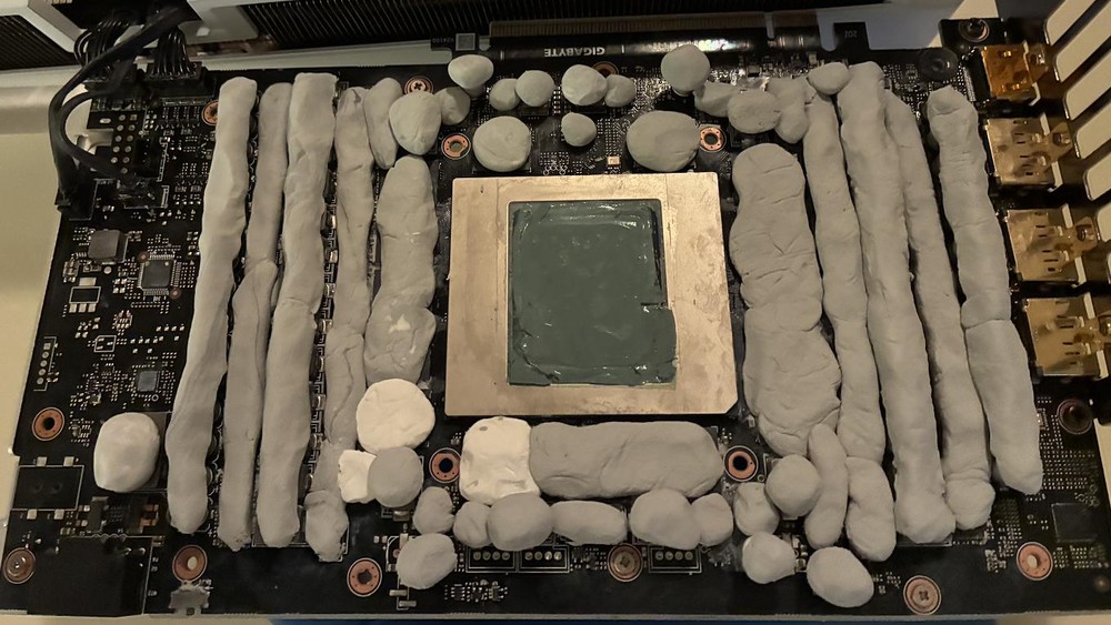 無需水冷！國外玩家透過修改 RTX 5090 分流電阻 + 風冷解鎖 1200W 功耗上限，並創下 3DMark 跑分前 10 名成績 - 電腦王阿達