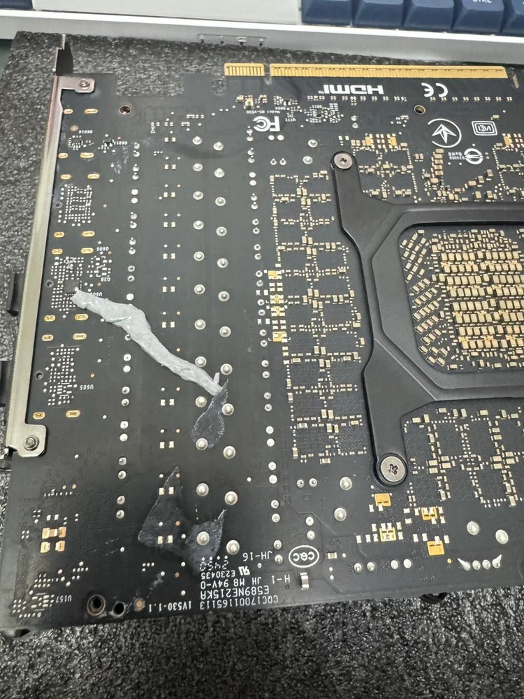 買 Amazon 的 RTX 5090 要小心！網友從官方賣場買全新 MSI RTX 5090 顯卡，結果裡面的 GPU 和 VRAM 都消失 - 電腦王阿達