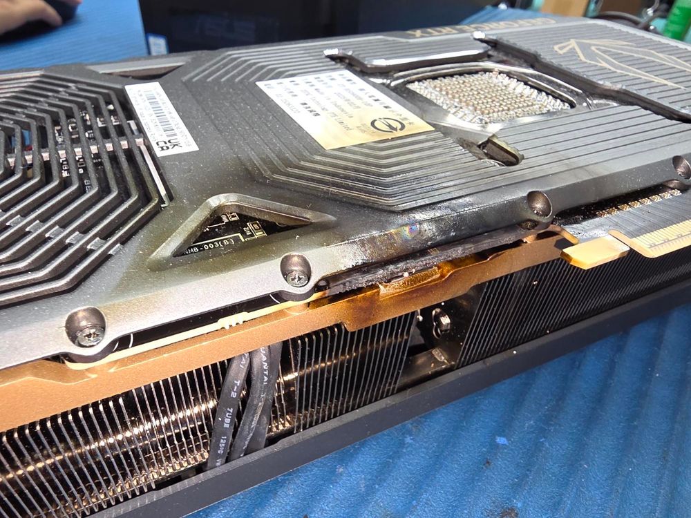 台灣網友玩《戰地風雲6》時 ZOTAC RTX 5090 燒起來，顯卡和主機板都燒毀嚴重 - 電腦王阿達