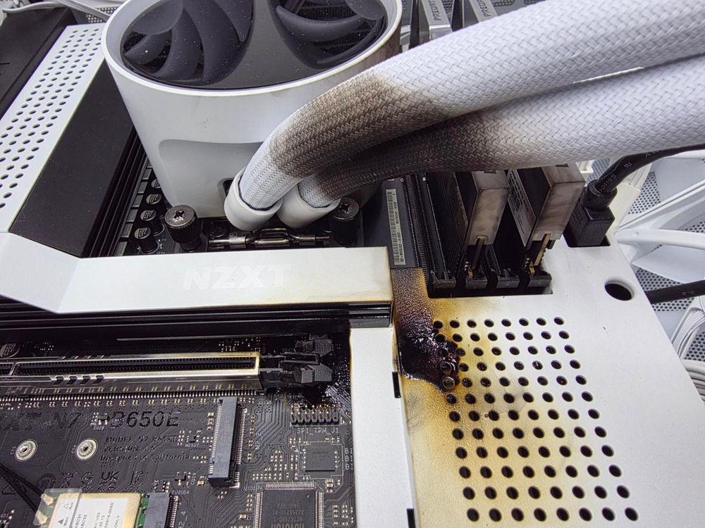 台灣網友玩《戰地風雲6》時 ZOTAC RTX 5090 燒起來，顯卡和主機板都燒毀嚴重 - 電腦王阿達