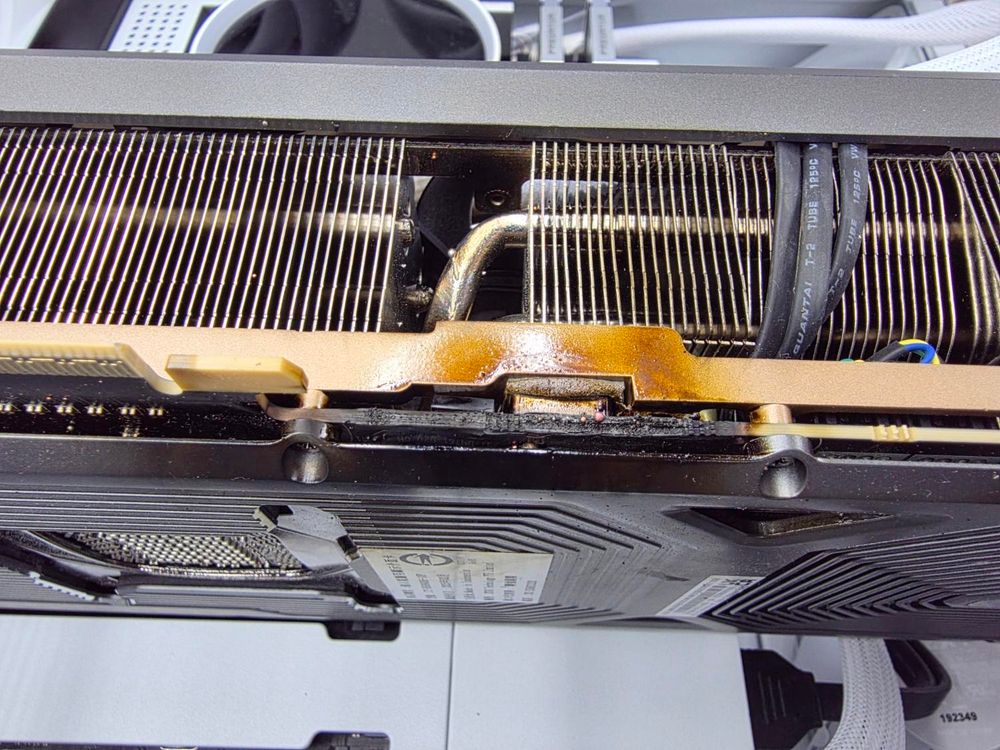 台灣網友玩《戰地風雲6》時 ZOTAC RTX 5090 燒起來，顯卡和主機板都燒毀嚴重 - 電腦王阿達