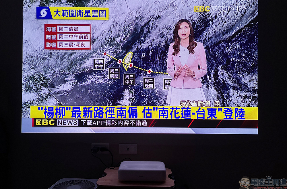 OVO SS1 超短焦智慧投影機開箱評測｜RGB 三雷射 + 超短焦 + 雙系統，百吋畫面只要離牆 29 公分！ - 電腦王阿達