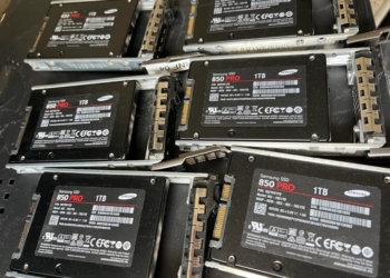 又有一位網友在垃圾場挖到寶！撿到 6 顆 1TB Samsung SSD 拿回去當遊戲庫