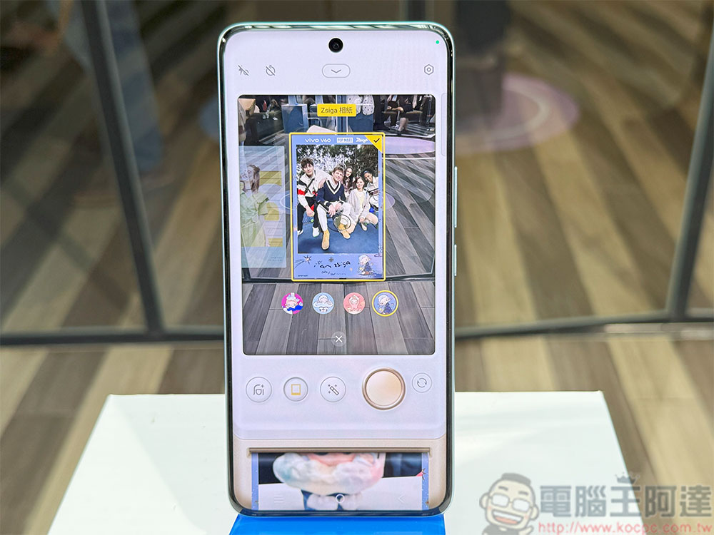 vivo V60 與 POP MART ZSIGA 跨界聯名在台登場，蔡司超級長焦鏡頭拍出旗艦舞台效果 - 電腦王阿達
