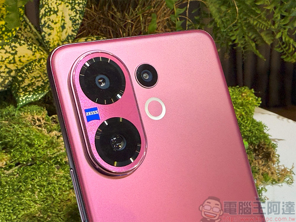 vivo V60 與 POP MART ZSIGA 跨界聯名在台登場，蔡司超級長焦鏡頭拍出旗艦舞台效果 - 電腦王阿達