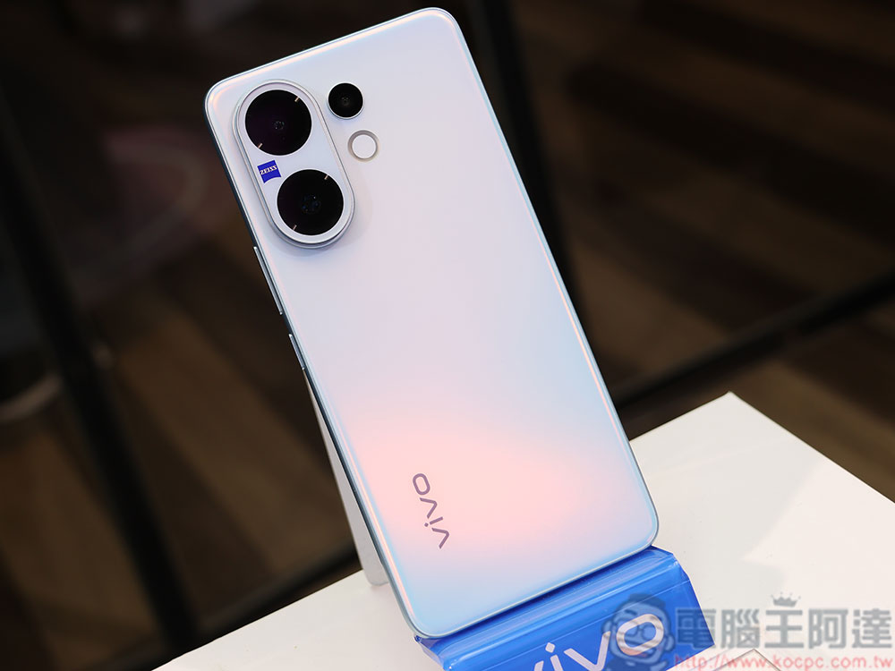 vivo V60 與 POP MART ZSIGA 跨界聯名在台登場，蔡司超級長焦鏡頭拍出旗艦舞台效果 - 電腦王阿達