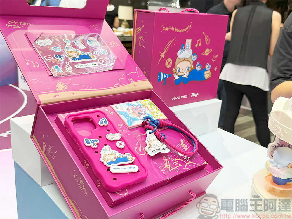 vivo V60 與 POP MART ZSIGA 跨界聯名在台登場，蔡司超級長焦鏡頭拍出旗艦舞台效果 - 電腦王阿達