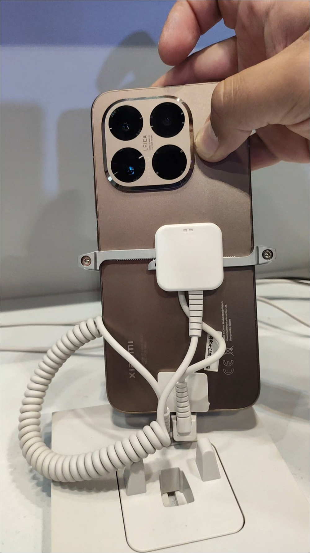 小米 Xiaomi 15T 系列外觀首度曝光！古銅色質感機身搭配 LEICA 三鏡頭相機亮相 - 電腦王阿達