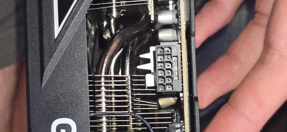 這次不是融化！國外用戶的 RTX 5090 在剪片時，電容突然爆炸 - 電腦王阿達