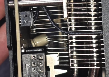 這次不是融化！國外用戶的 RTX 5090 在剪片時，電容突然爆炸