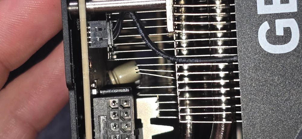 這次不是融化！國外用戶的 RTX 5090 在剪片時，電容突然爆炸 - 電腦王阿達