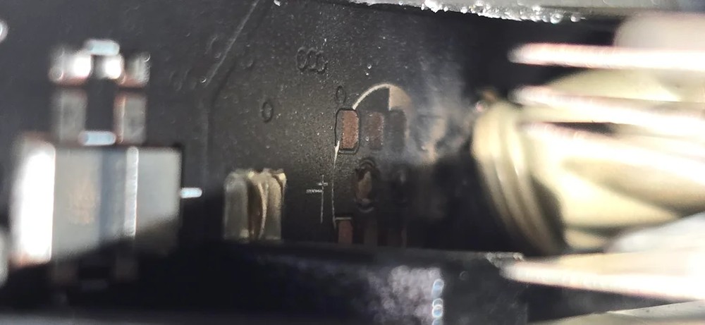 這次不是融化！國外用戶的 RTX 5090 在剪片時，電容突然爆炸 - 電腦王阿達
