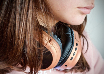 微軟為 Windows 11 推出超寬頻立體聲，讓藍牙耳麥擁有更好的通話品質