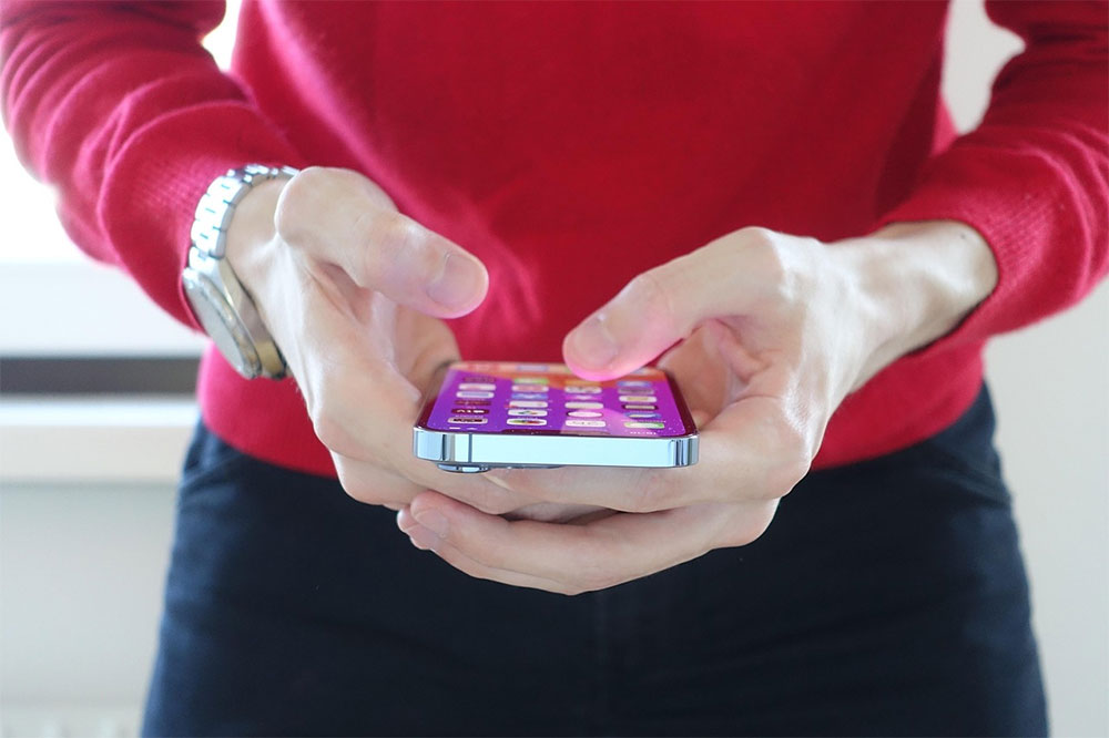 通勤時在 iPhone 上閱讀感覺暈車嗎？這個隱藏功能或許有幫助 - 電腦王阿達