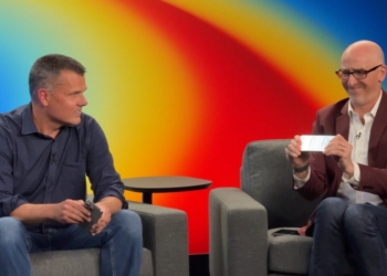 Apple 官方人員展示 iPhone Air 的抗彎曲能力