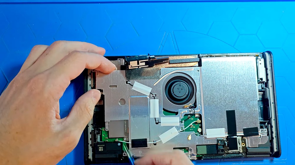 只花 40 美元續航力多一小時！國外用戶將 Nintendo Switch 2 電池改裝到 8,000mAh - 電腦王阿達