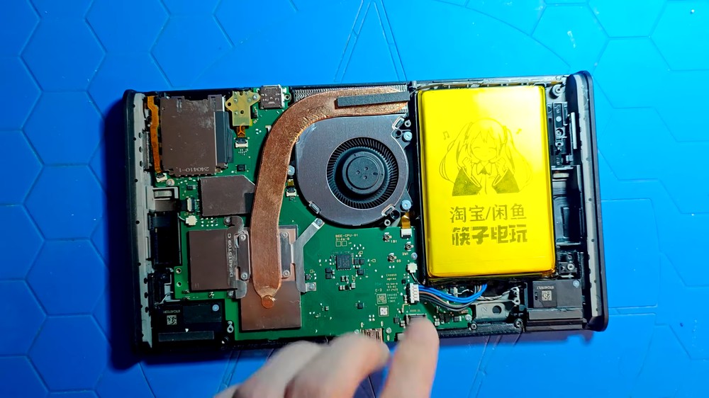 只花 40 美元續航力多一小時！國外用戶將 Nintendo Switch 2 電池改裝到 8,000mAh - 電腦王阿達
