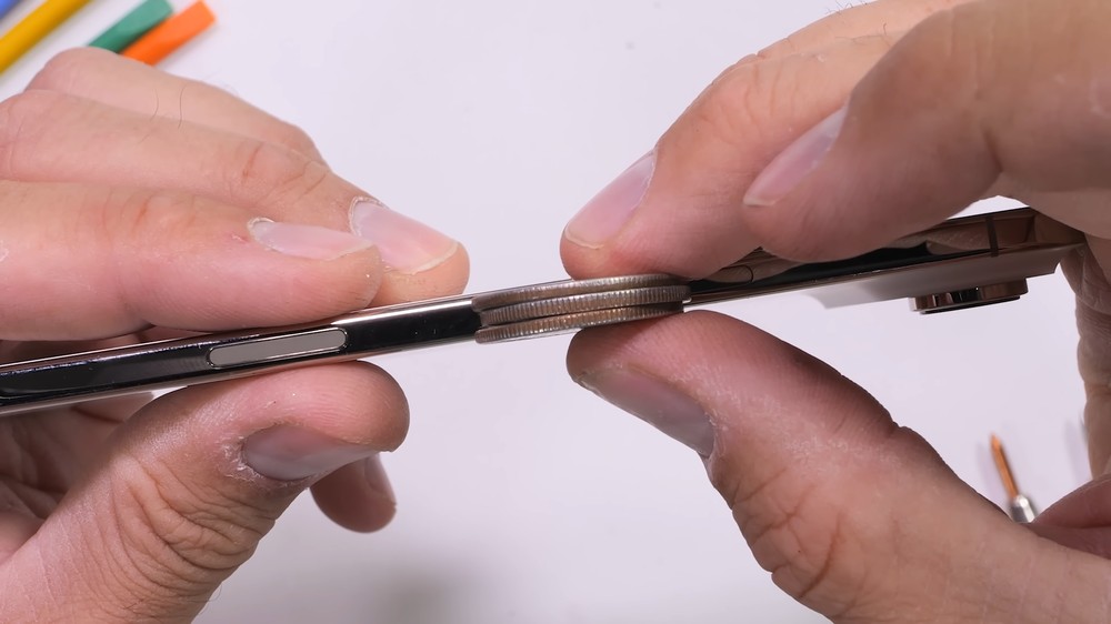 iPhone Air 暴力測試報告：有史以來最堅固的 iPhone，徒手折完全沒損傷 - 電腦王阿達