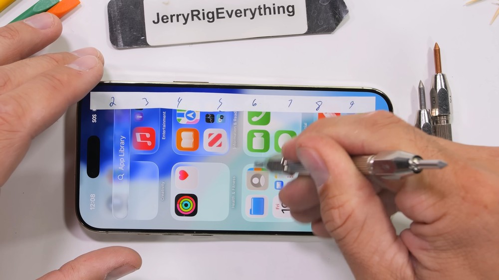 iPhone Air 暴力測試報告：有史以來最堅固的 iPhone，徒手折完全沒損傷 - 電腦王阿達