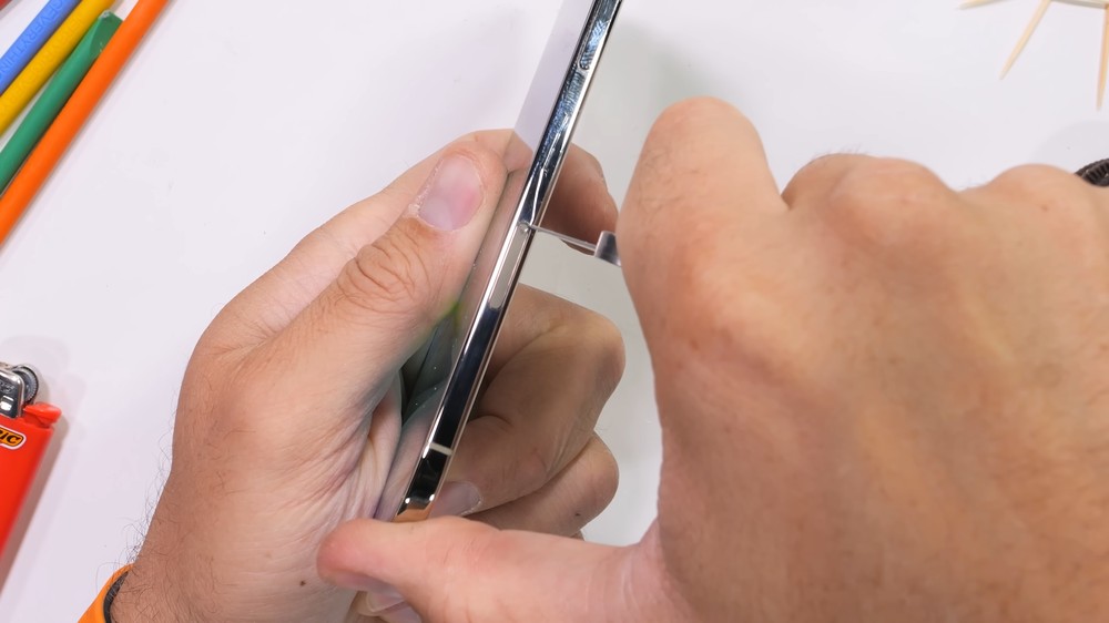 iPhone Air 暴力測試報告：有史以來最堅固的 iPhone，徒手折完全沒損傷 - 電腦王阿達