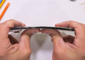 iPhone Air 暴力測試報告：有史以來最堅固的 iPhone，徒手折完全沒損傷