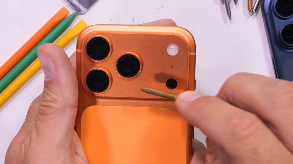 iPhone 17 Pro 系列用戶請注意！暴力測試發現「相機平台的邊角非常容易掉漆」 - 電腦王阿達