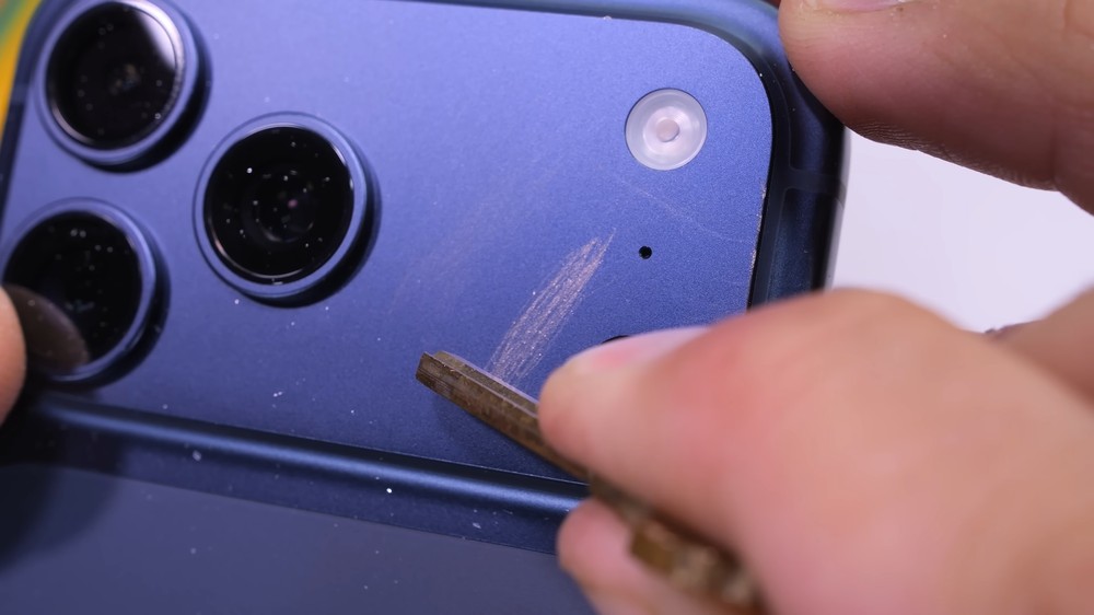 iPhone 17 Pro 系列用戶請注意！暴力測試發現「相機平台的邊角非常容易掉漆」 - 電腦王阿達