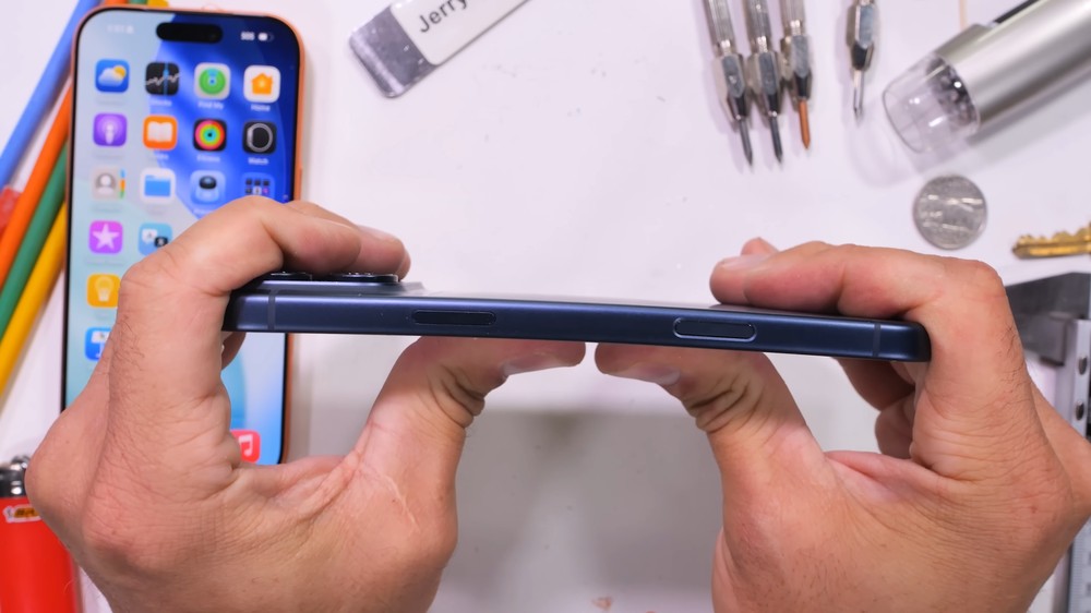 iPhone 17 Pro 系列用戶請注意！暴力測試發現「相機平台的邊角非常容易掉漆」 - 電腦王阿達